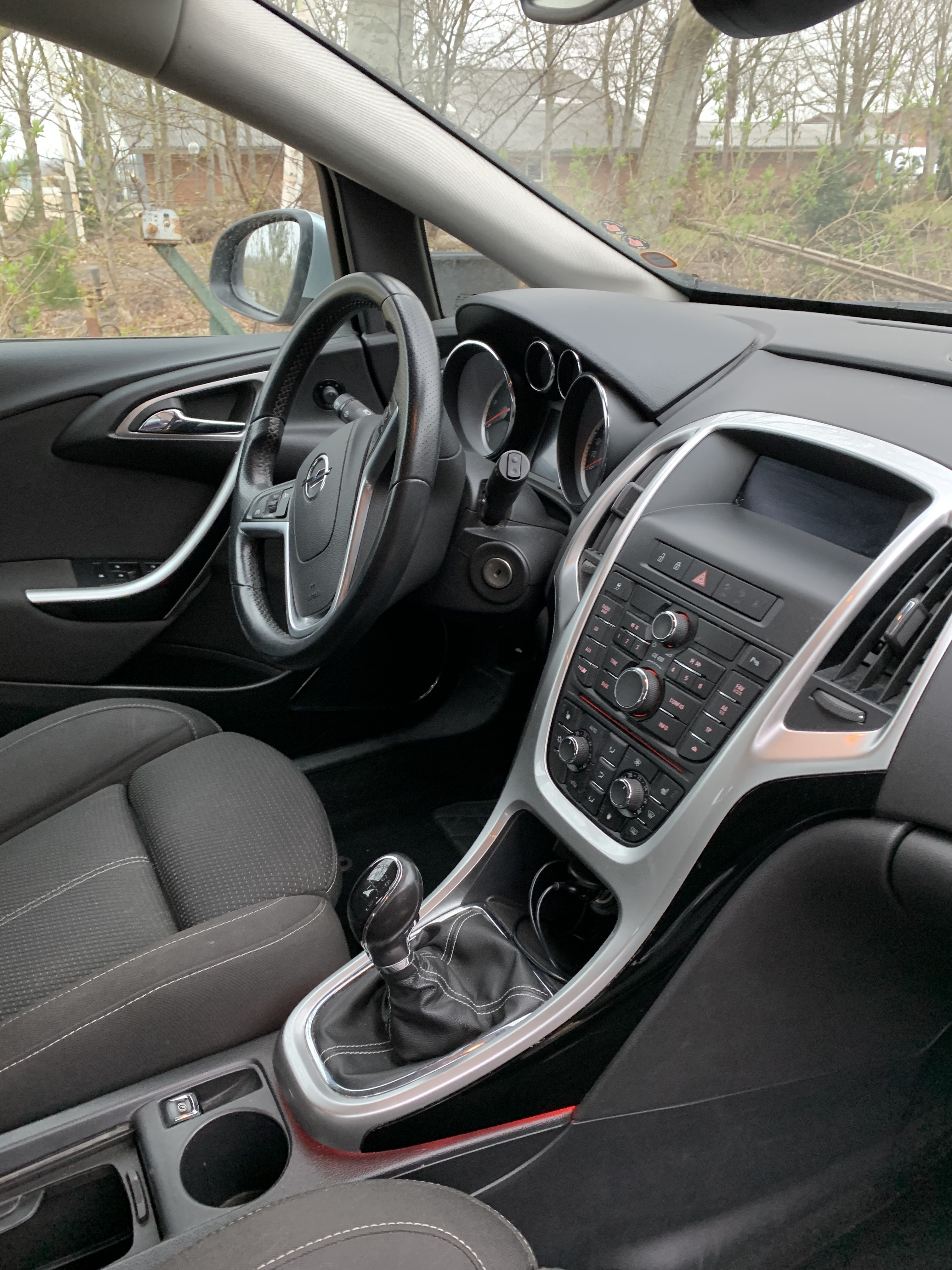 Sølv Opel Astra fra 2012