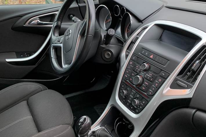 Sølv Opel Astra fra 2012