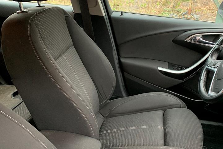 Sølv Opel Astra fra 2012