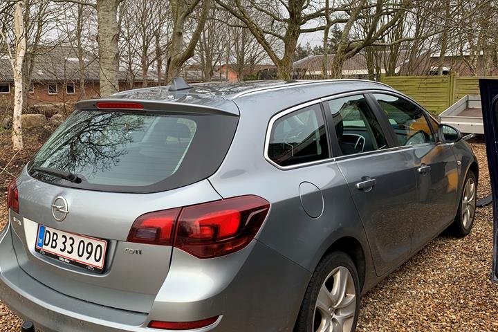 Sølv Opel Astra fra 2012