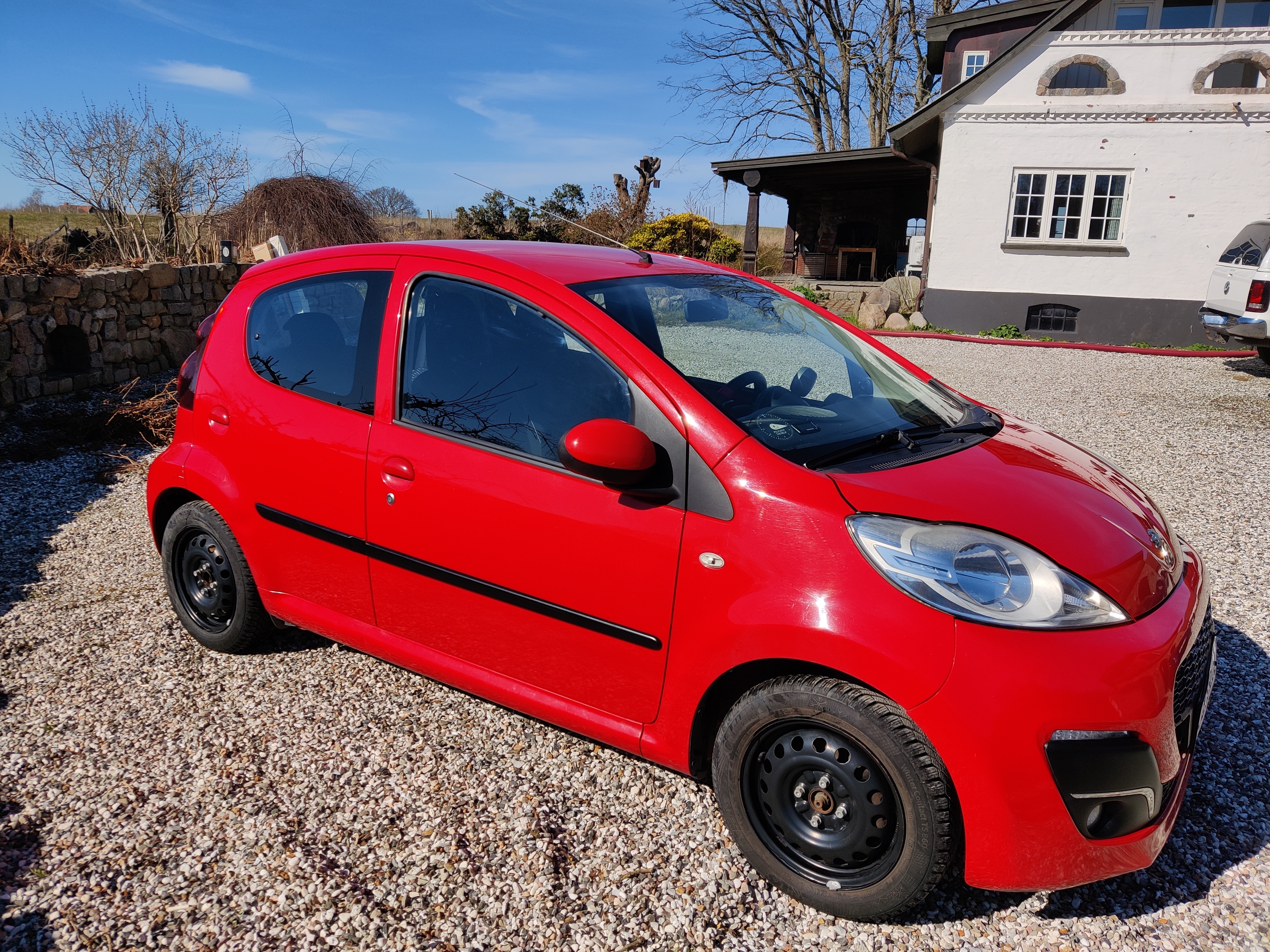 Rød Peugeot 107 fra 2007