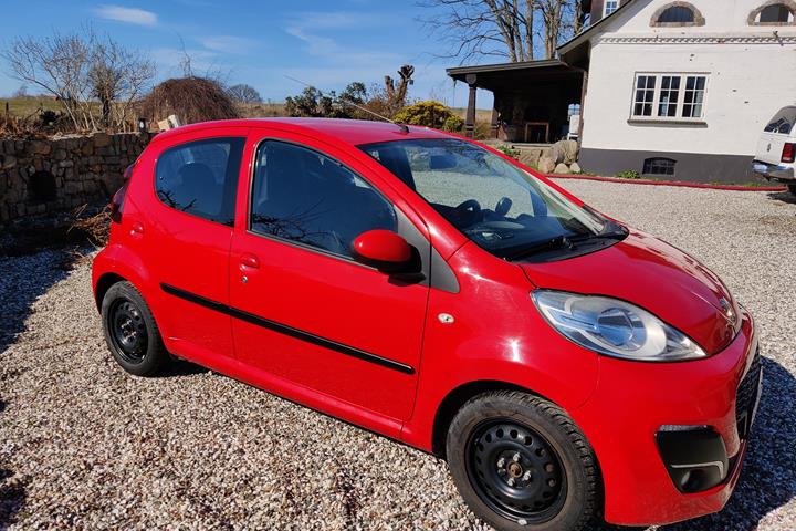 Rød Peugeot 107 fra 2007