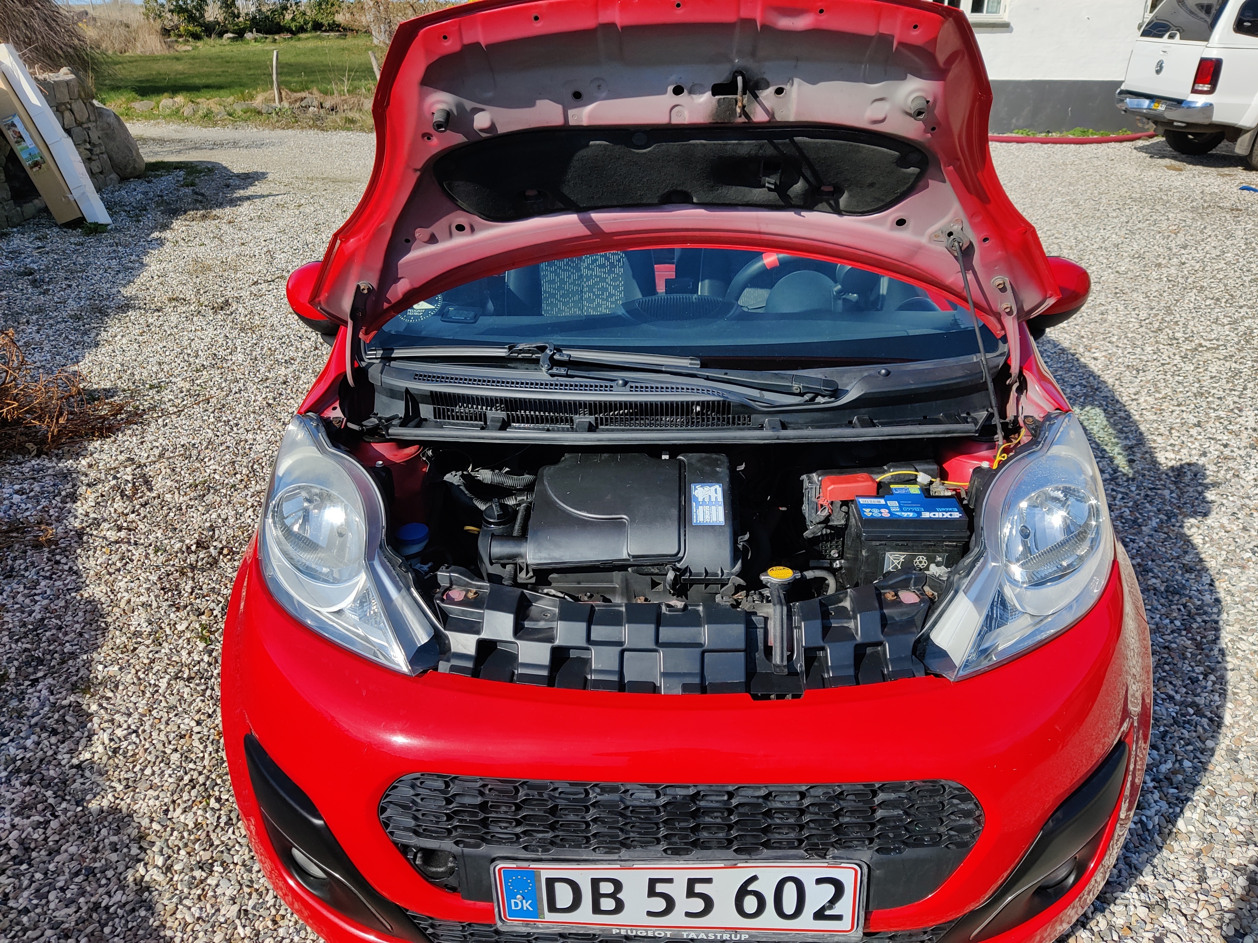 Rød Peugeot 107 fra 2007