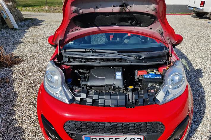 Rød Peugeot 107 fra 2007