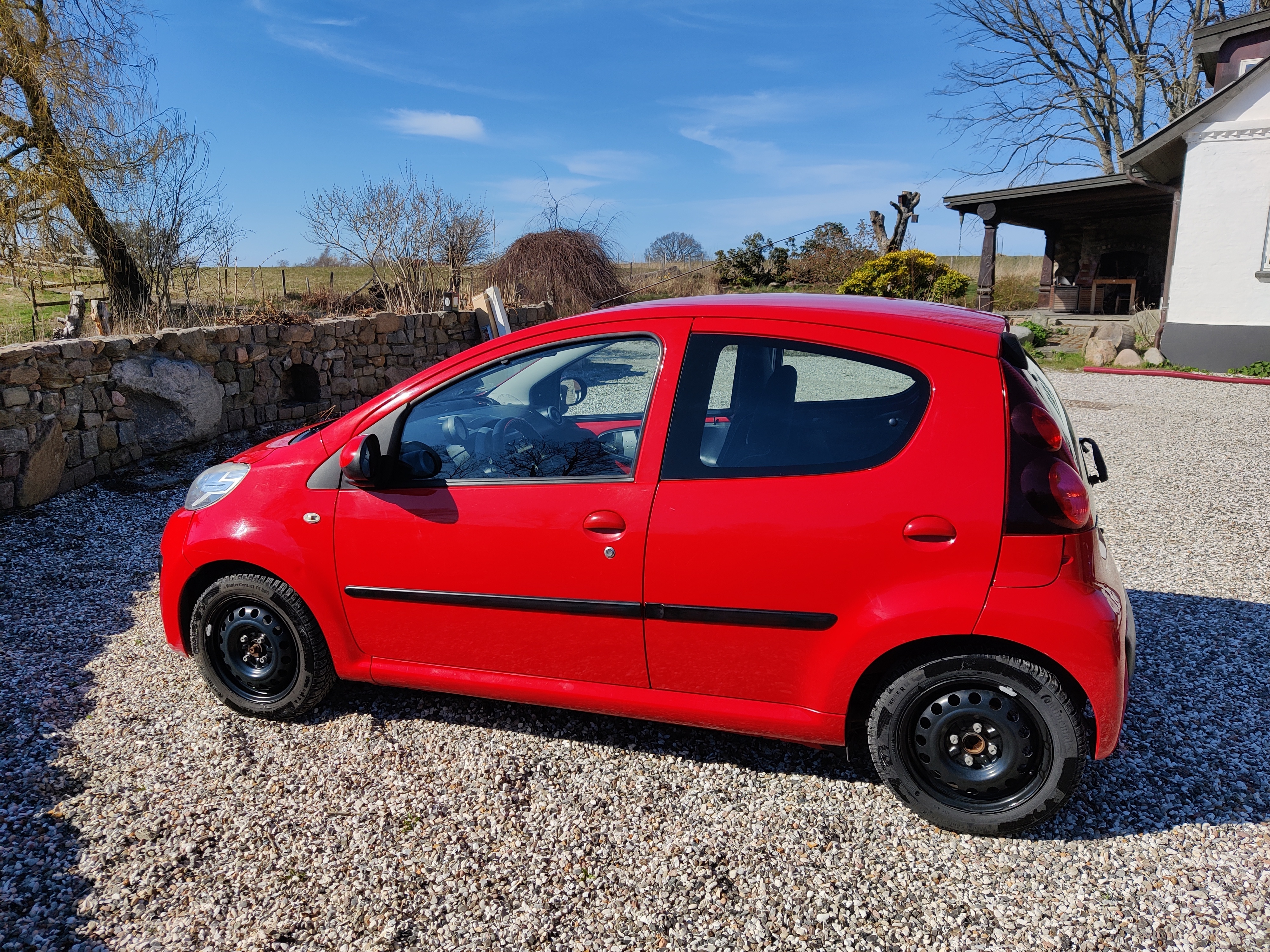 Rød Peugeot 107 fra 2007