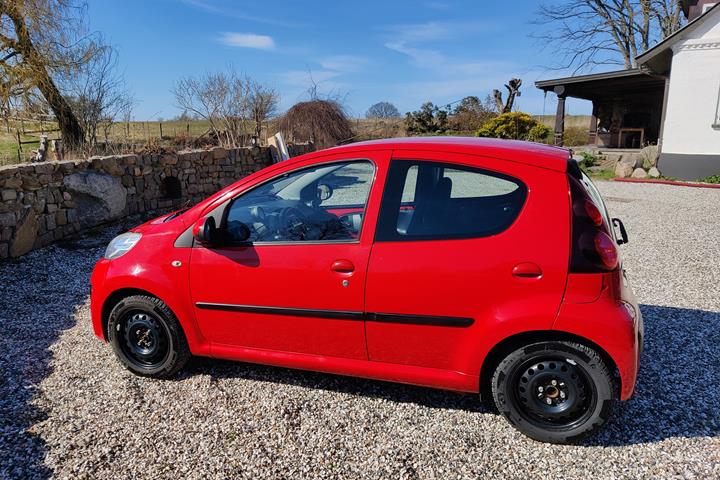 Rød Peugeot 107 fra 2007