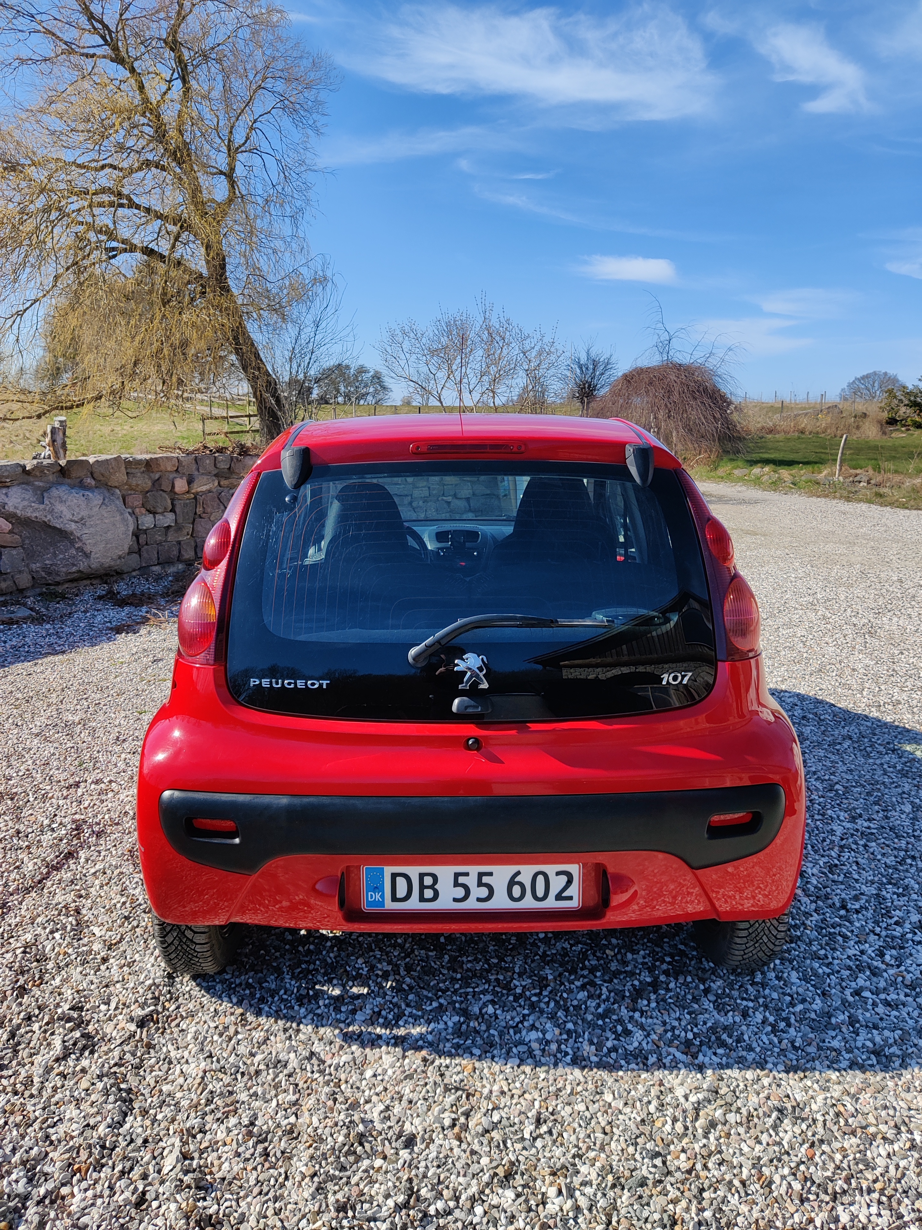 Rød Peugeot 107 fra 2007