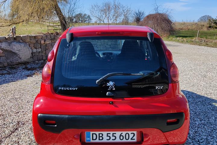 Rød Peugeot 107 fra 2007