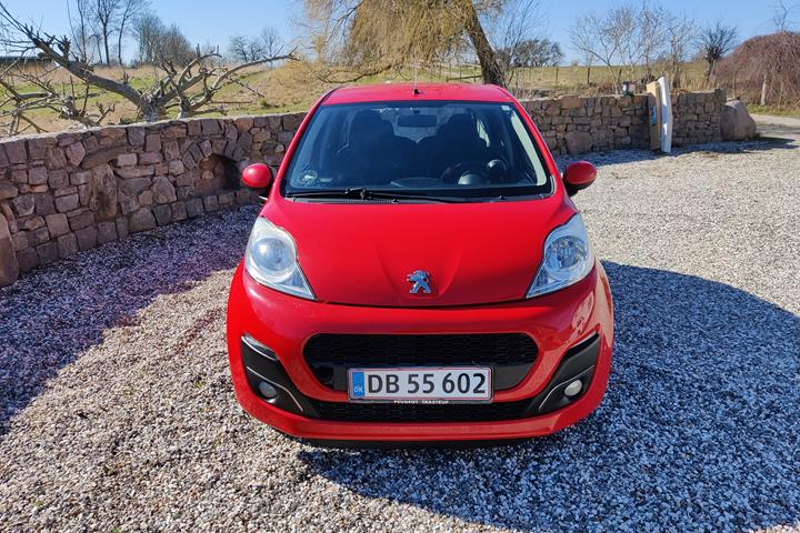Rød Peugeot 107 fra 2007