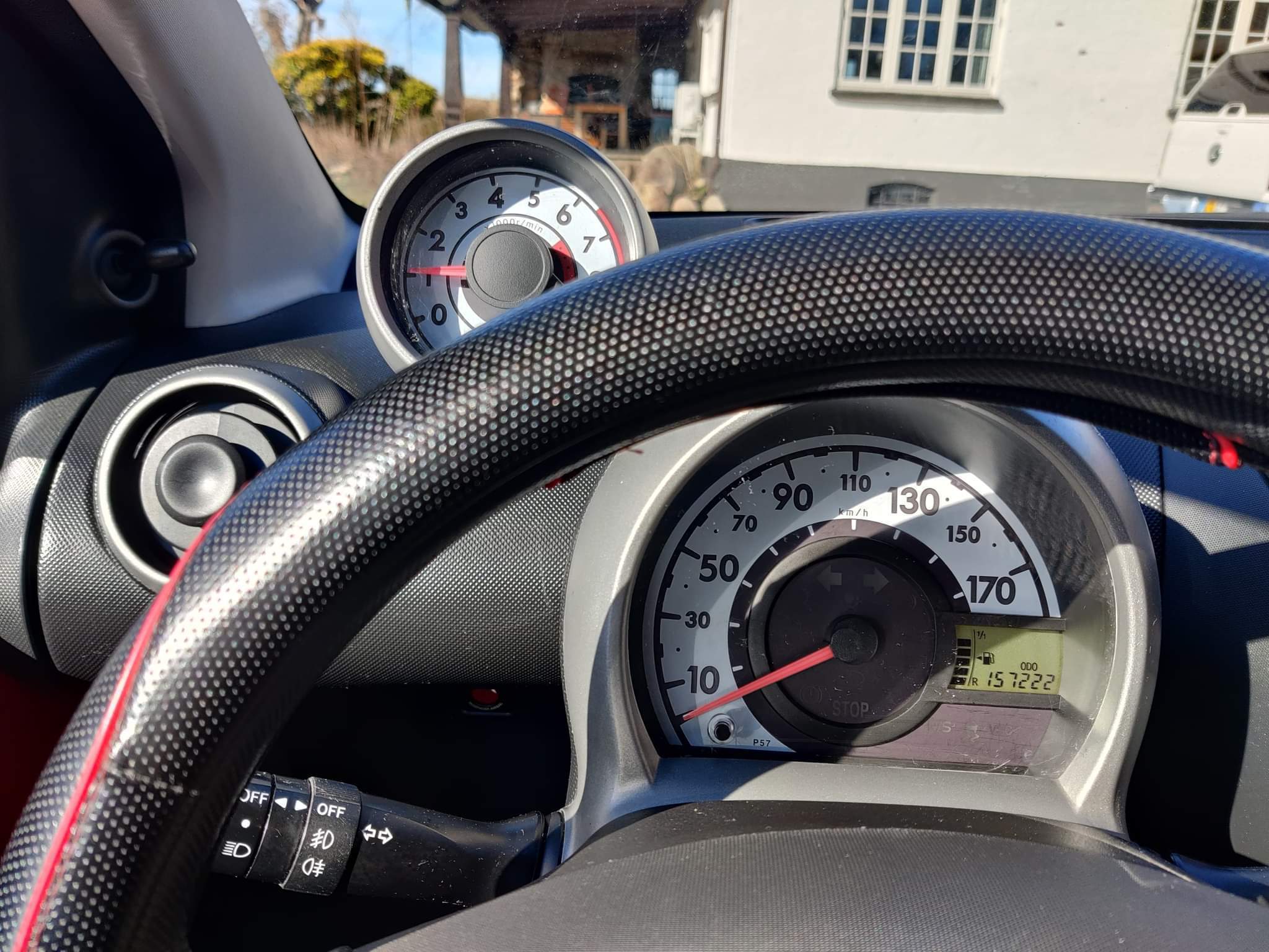 Rød Peugeot 107 fra 2007