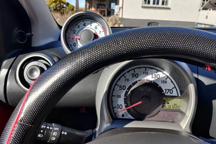 Rød Peugeot 107 fra 2007