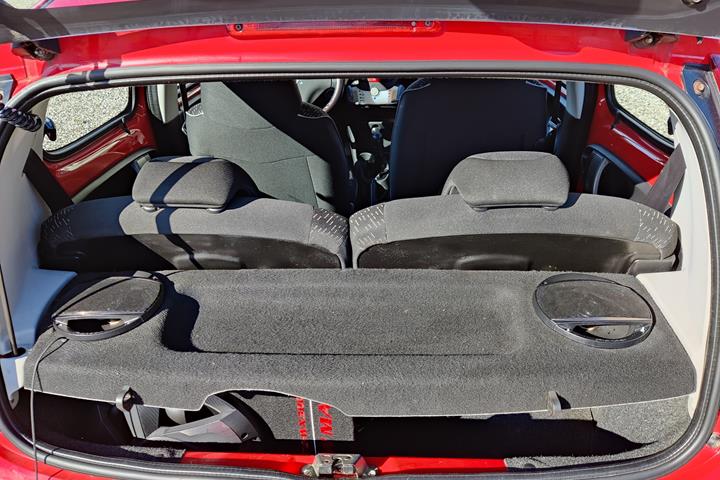Rød Peugeot 107 fra 2007