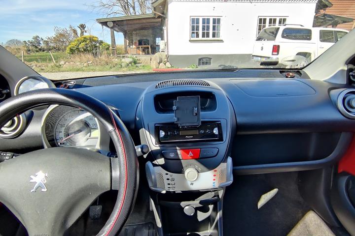 Rød Peugeot 107 fra 2007