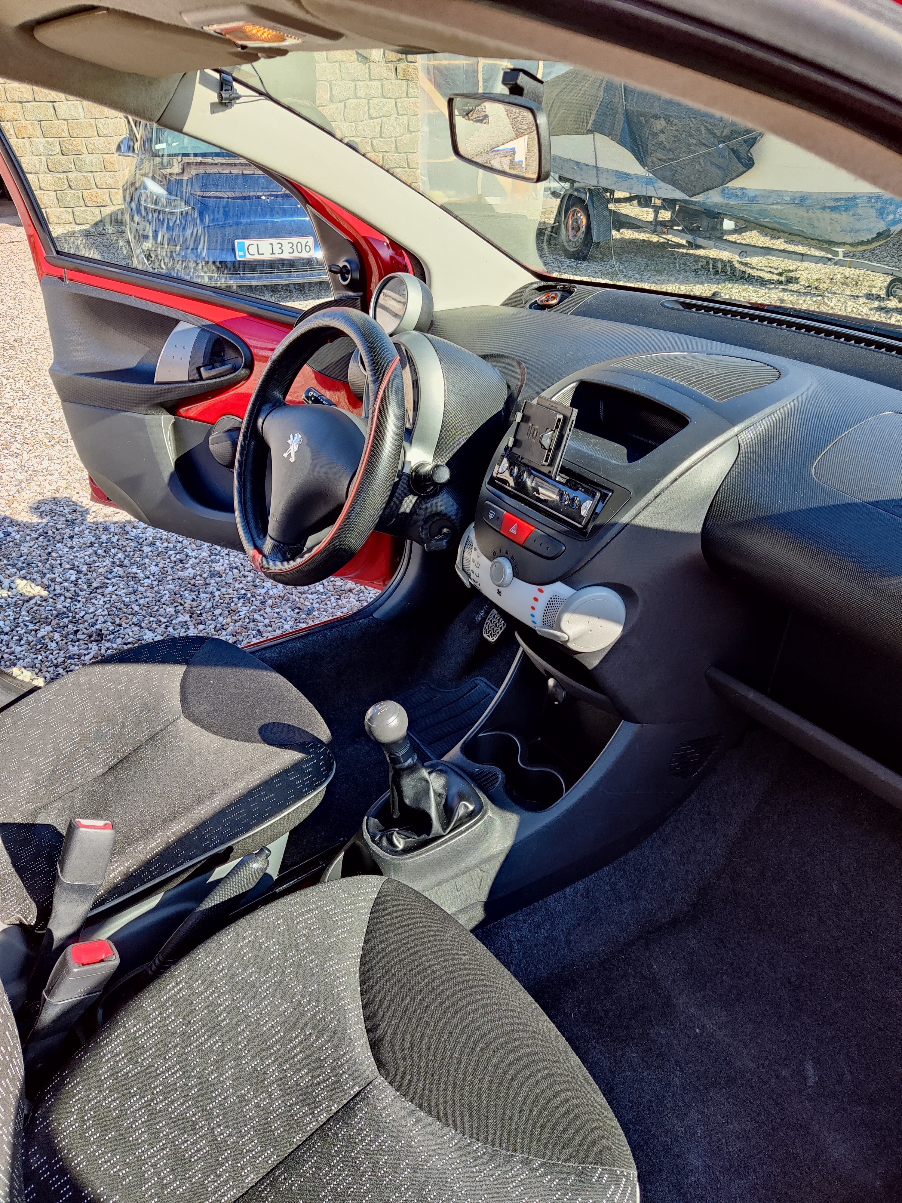 Rød Peugeot 107 fra 2007