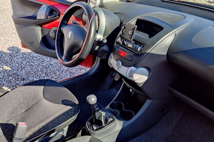 Rød Peugeot 107 fra 2007