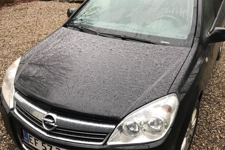 Sort Opel Astra fra 2008