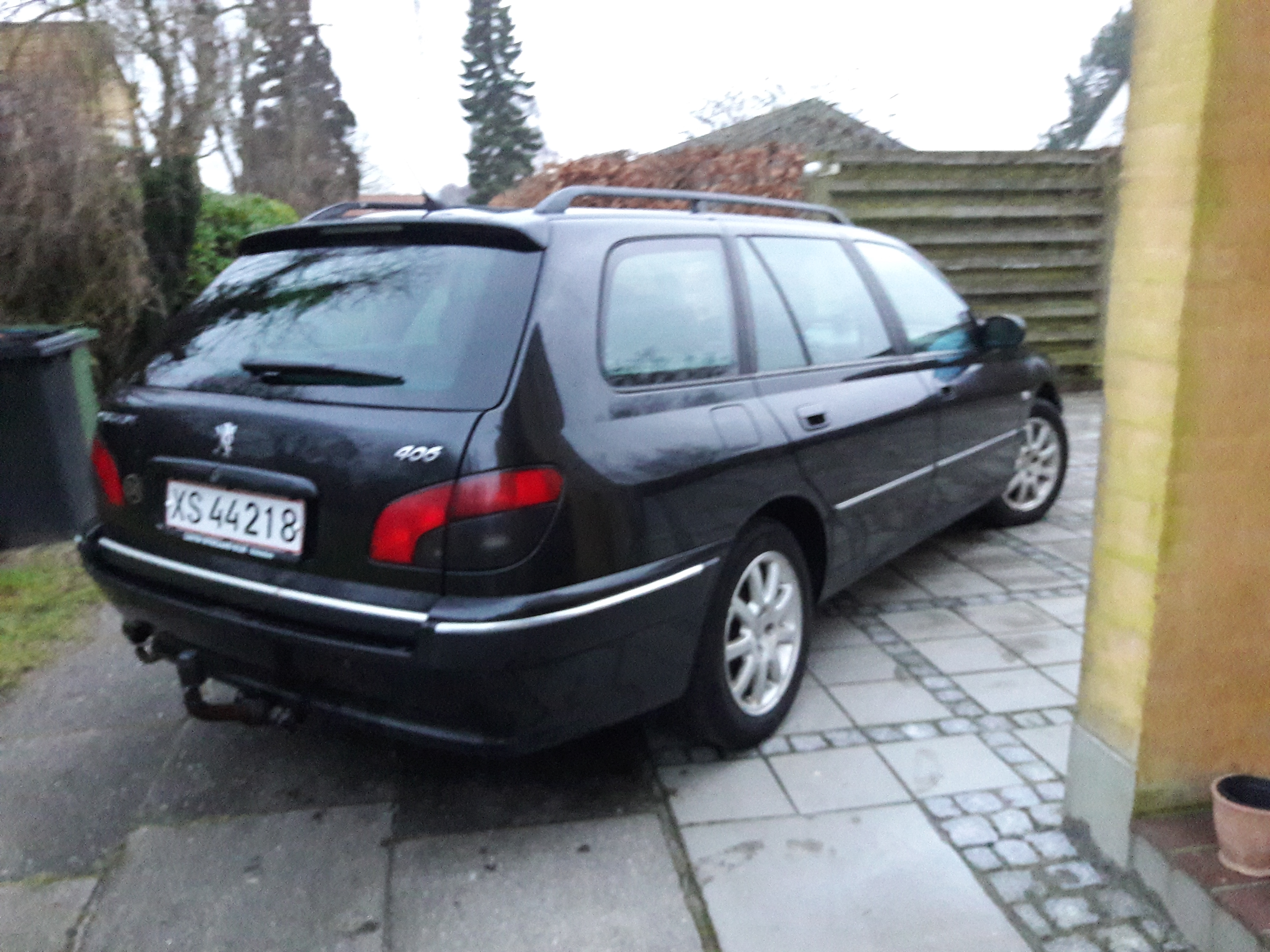 Sort Peugeot 406 fra 2003