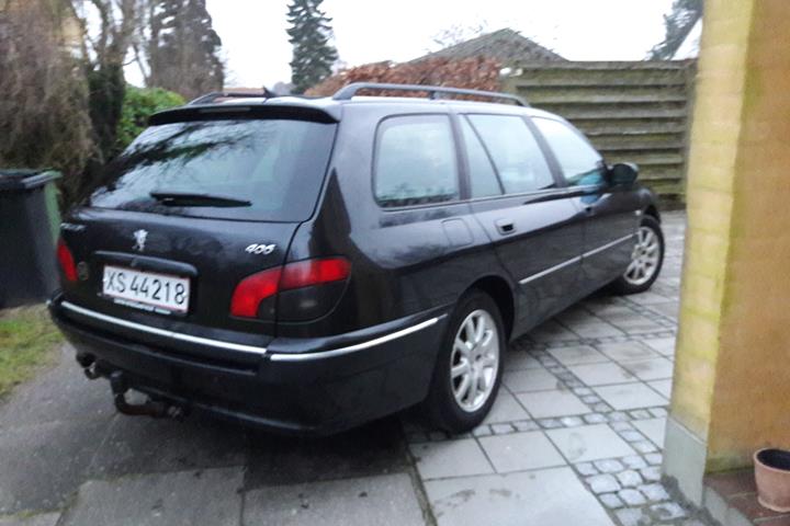 Sort Peugeot 406 fra 2003