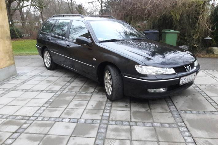 Sort Peugeot 406 fra 2003