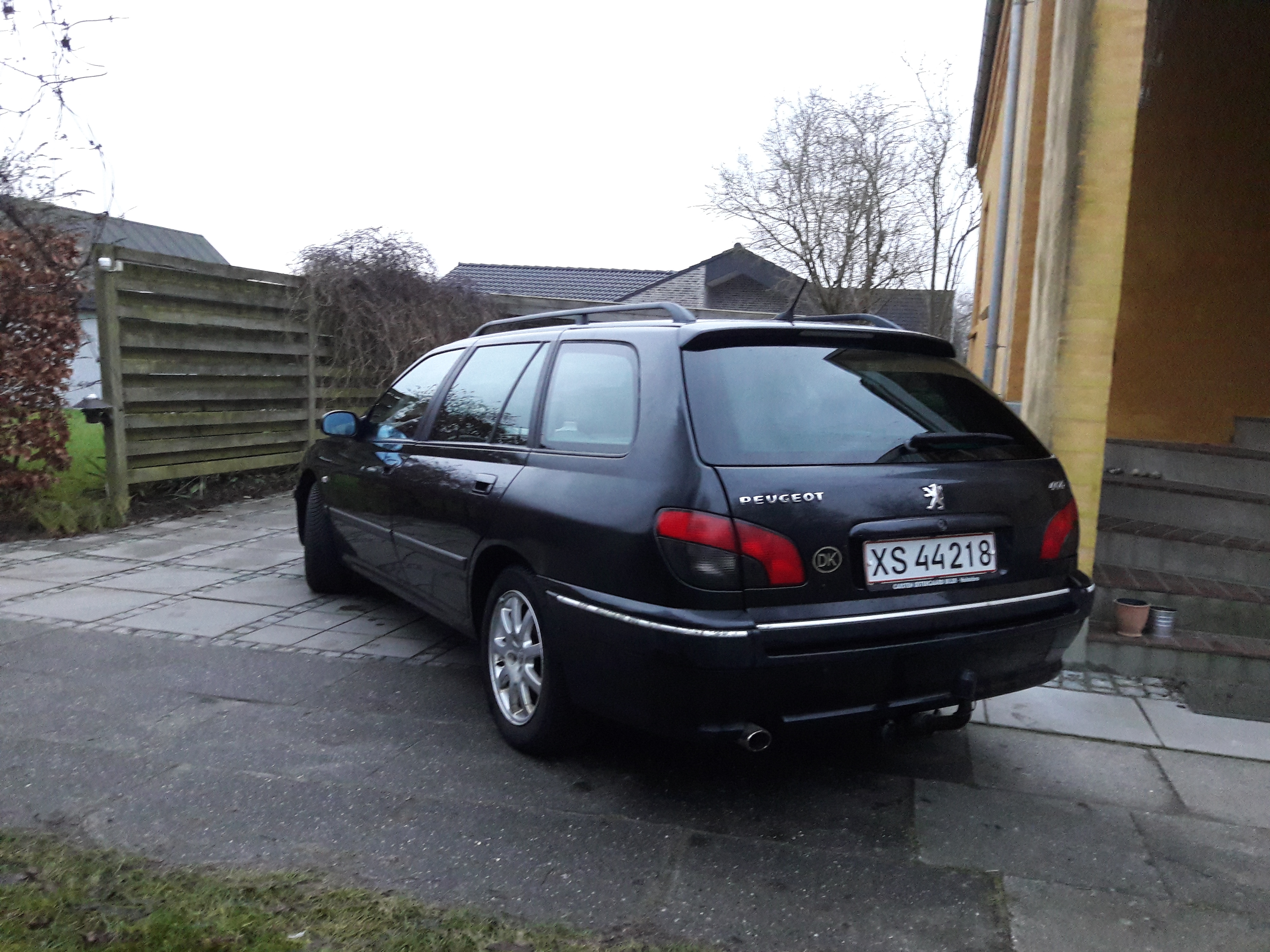 Sort Peugeot 406 fra 2003