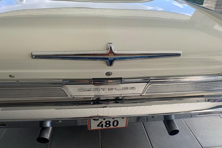 Hvid Chrysler 300 fra 1964