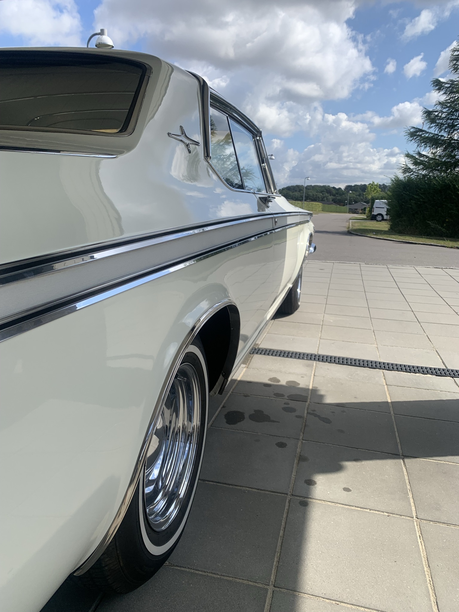 Hvid Chrysler 300 fra 1964