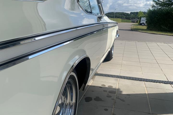 Hvid Chrysler 300 fra 1964