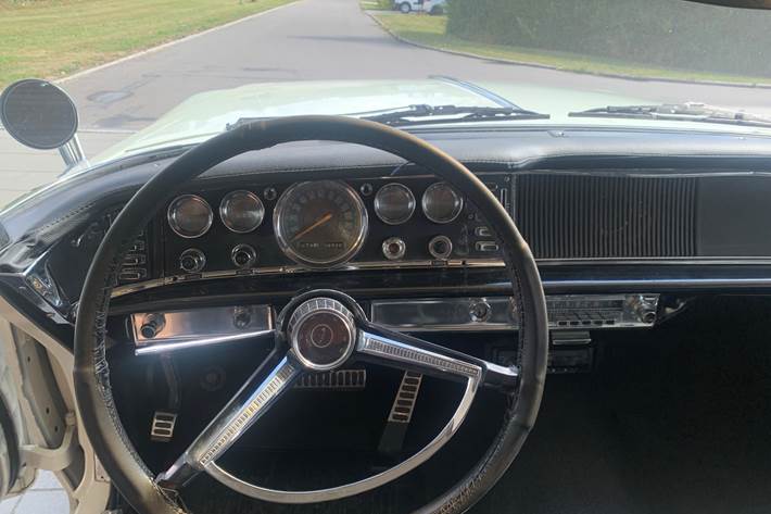 Hvid Chrysler 300 fra 1964