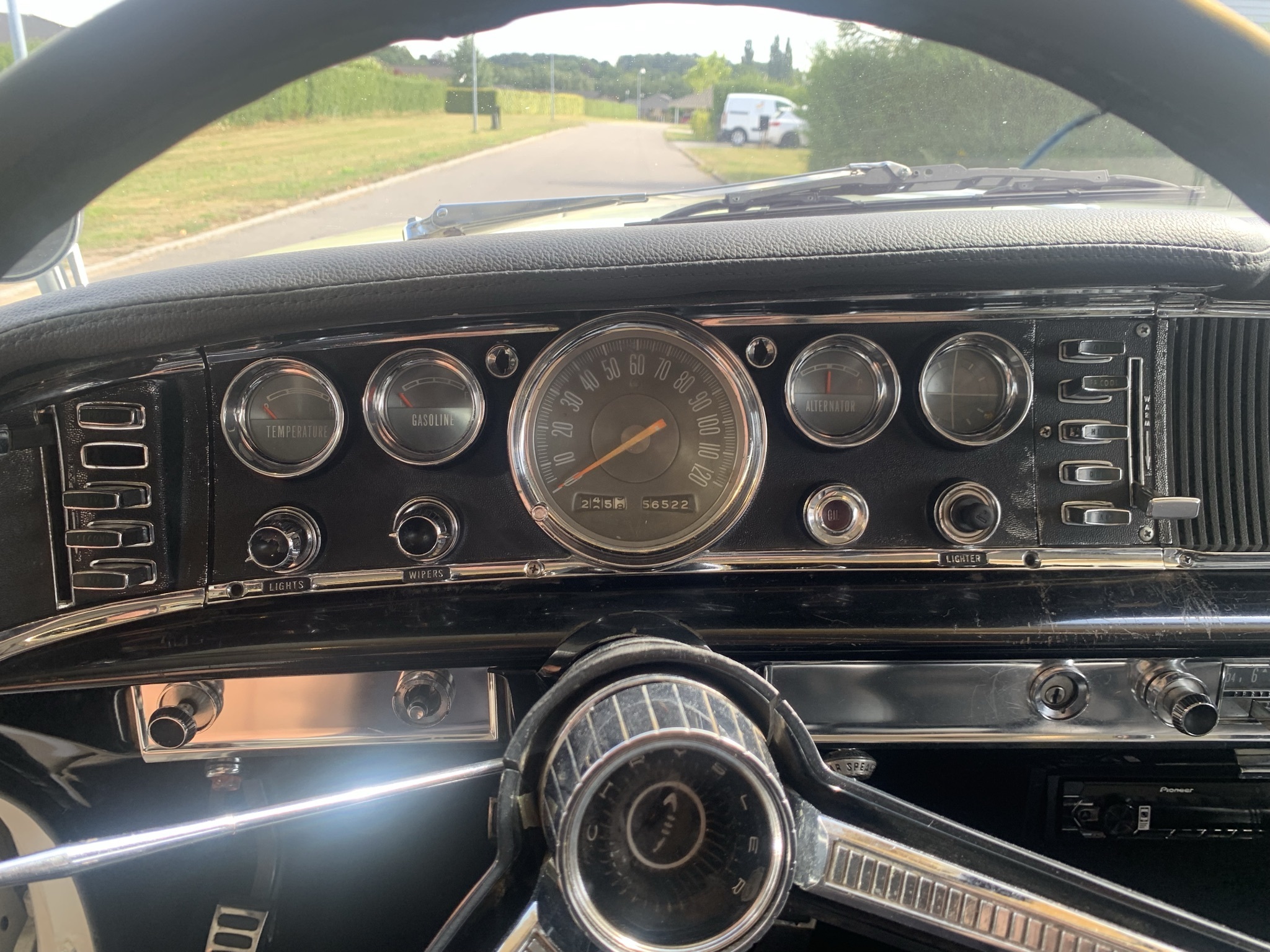 Hvid Chrysler 300 fra 1964