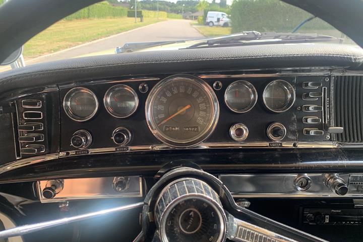 Hvid Chrysler 300 fra 1964