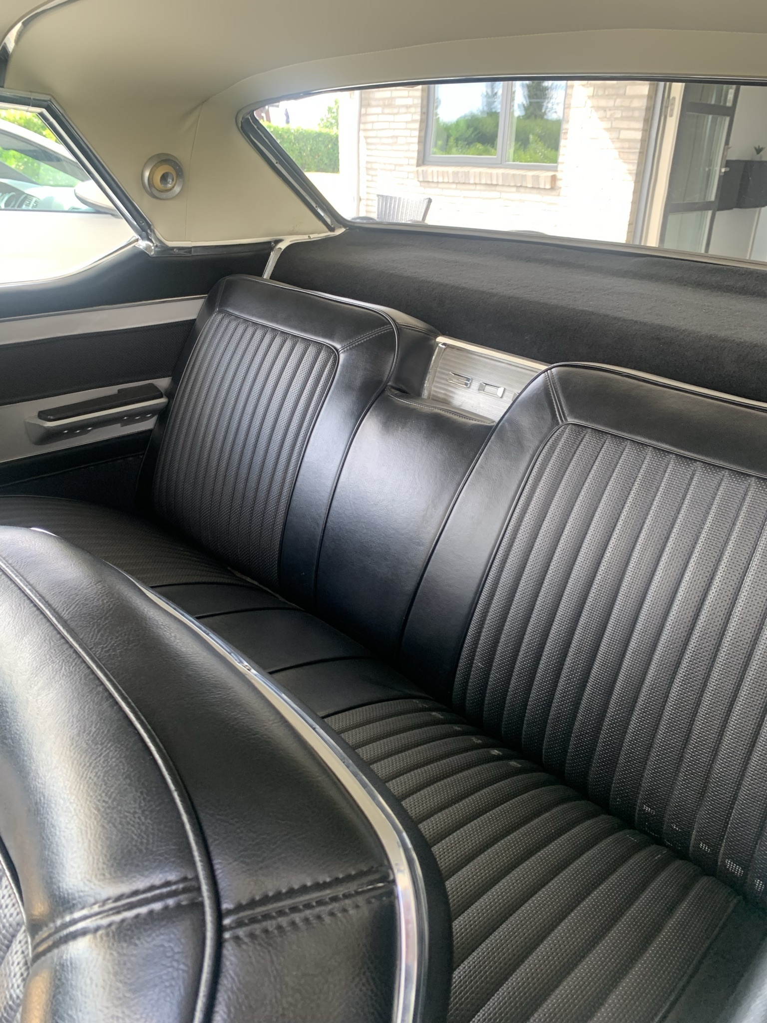 Hvid Chrysler 300 fra 1964