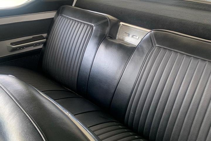 Hvid Chrysler 300 fra 1964