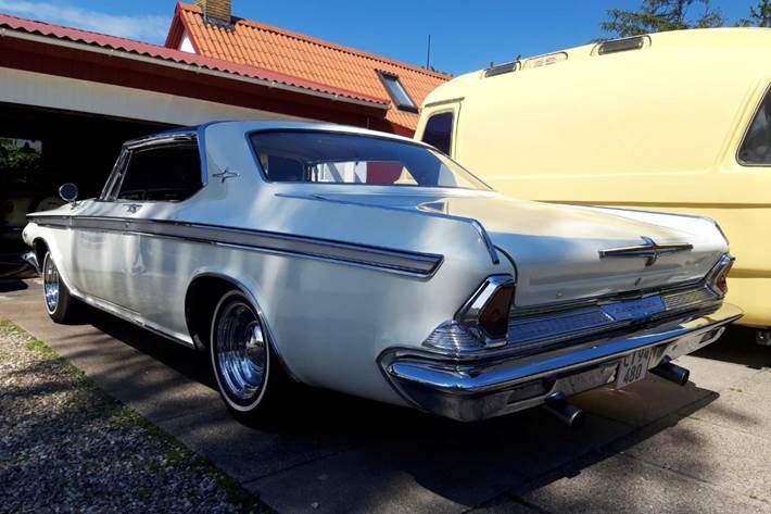 Hvid Chrysler 300 fra 1964