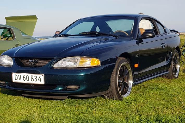 Grøn Ford Mustang fra 1995