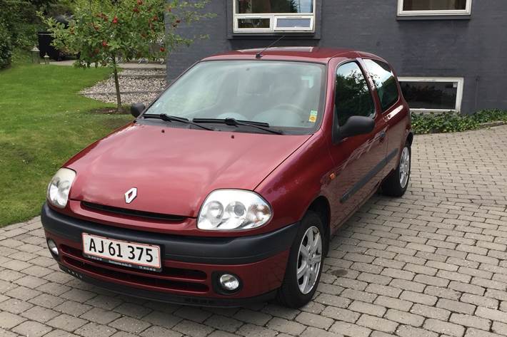 Rød Renault Clio fra 2001