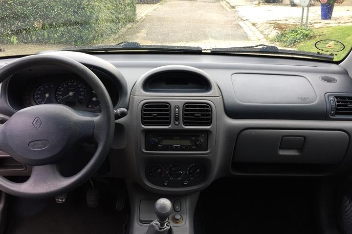 Rød Renault Clio fra 2001