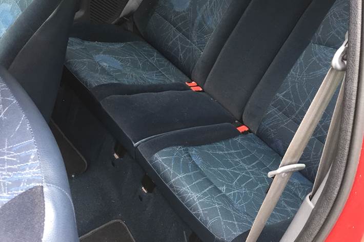 Rød Renault Clio fra 2001