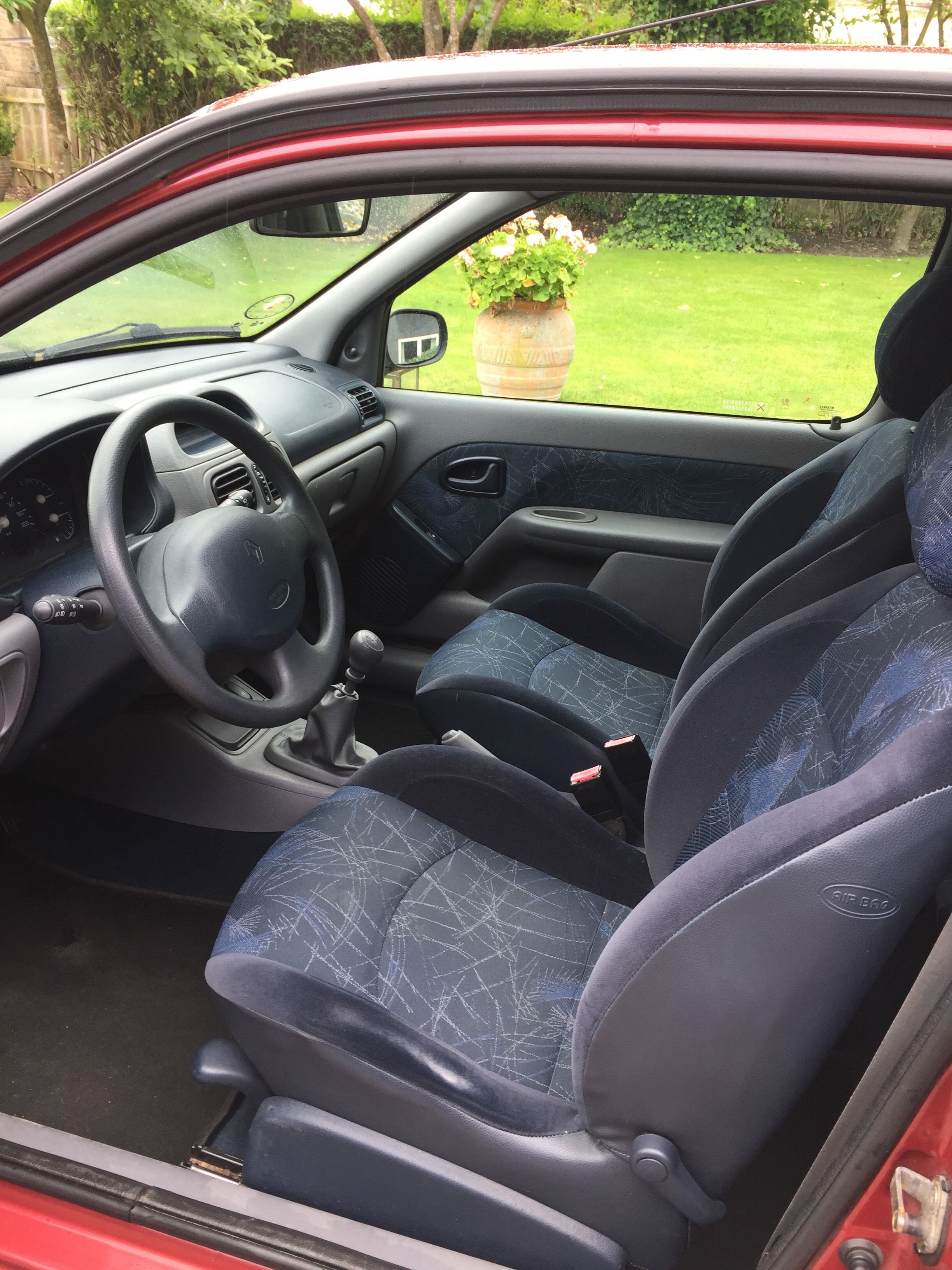 Rød Renault Clio fra 2001