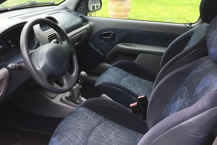 Rød Renault Clio fra 2001