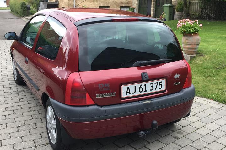 Rød Renault Clio fra 2001