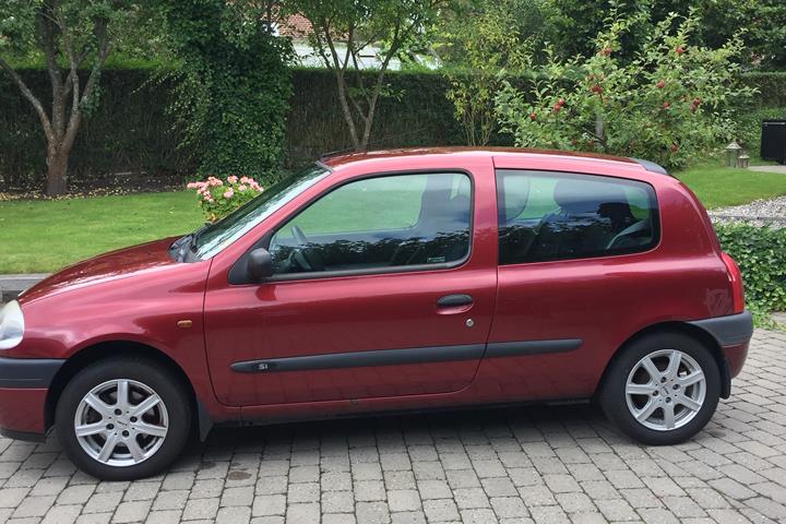 Rød Renault Clio fra 2001