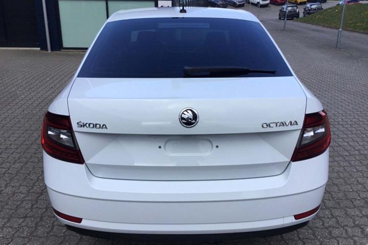 Hvid Skoda Octavia fra 2018