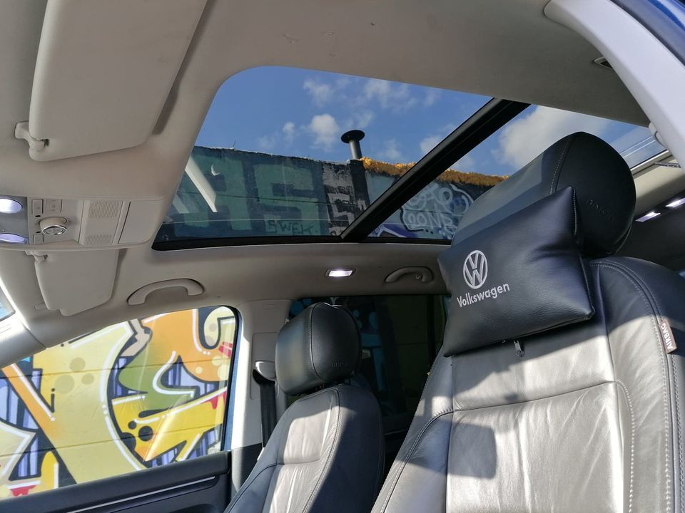 Blå VW Touran fra 2010