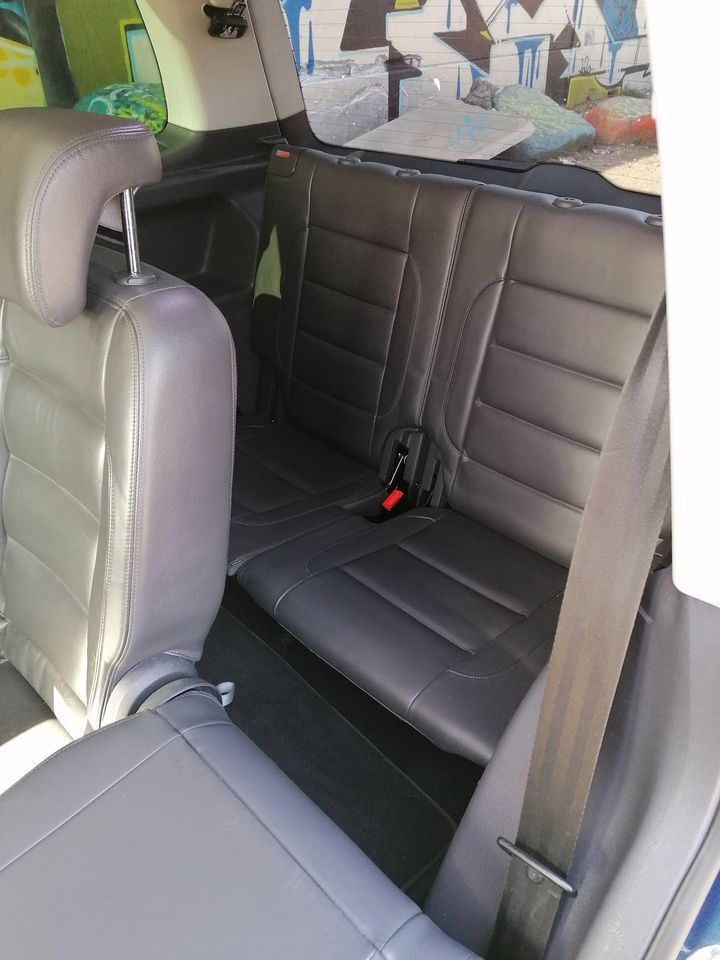 Blå VW Touran fra 2010