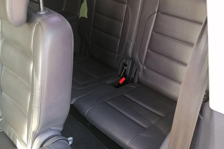 Blå VW Touran fra 2010