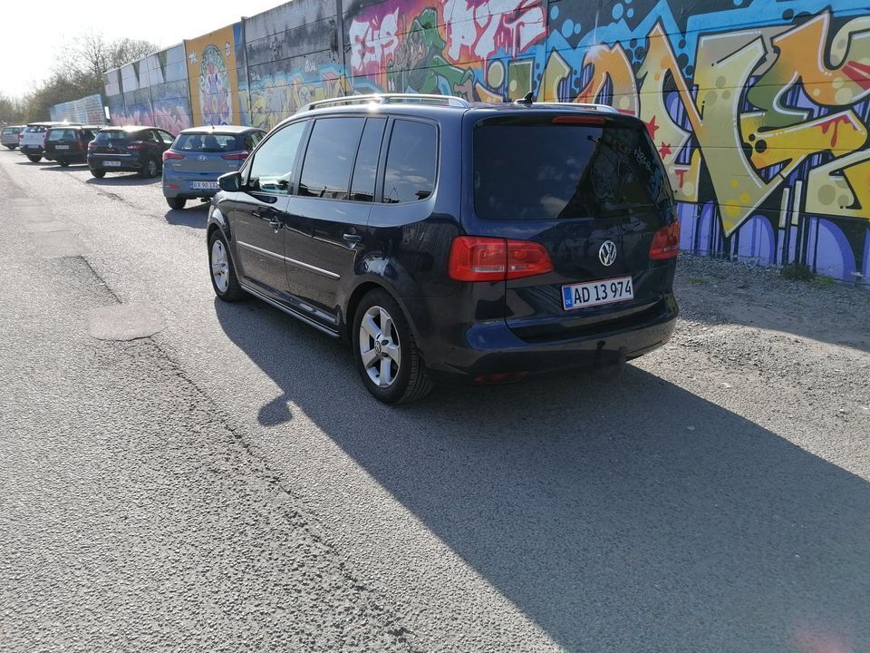 Blå VW Touran fra 2010