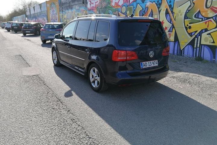 Blå VW Touran fra 2010