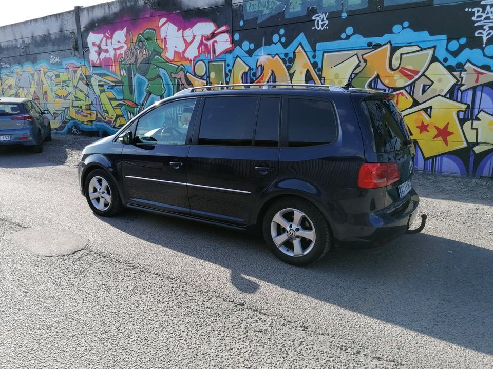 Blå VW Touran fra 2010