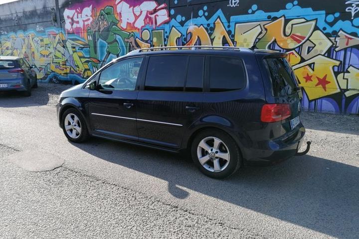 Blå VW Touran fra 2010