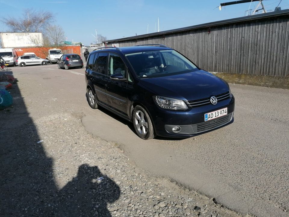 Blå VW Touran fra 2010